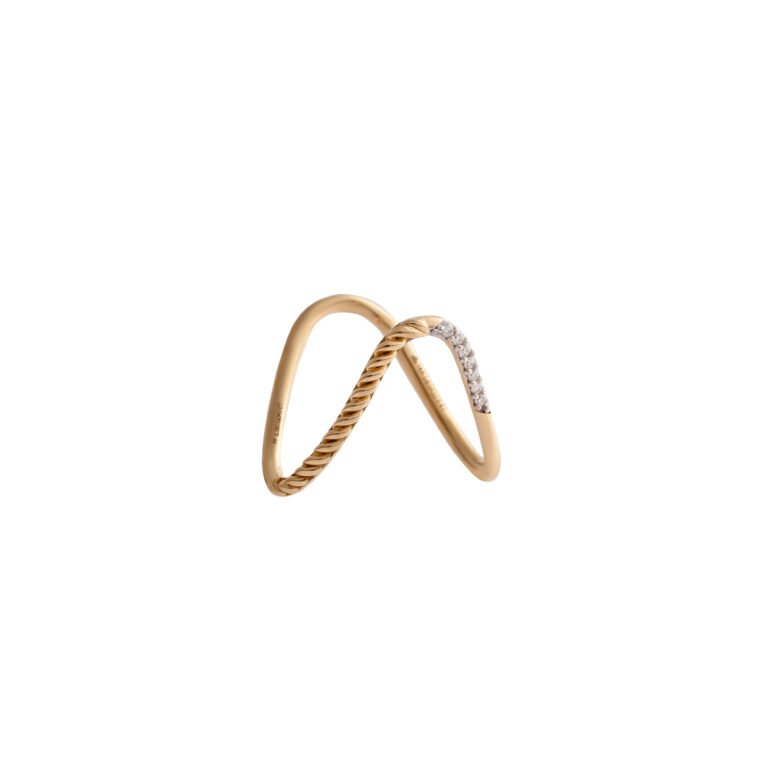 Infinite Weaver – Gold Sculptural Wave Ring with Lab-Grown Diamond Pavé