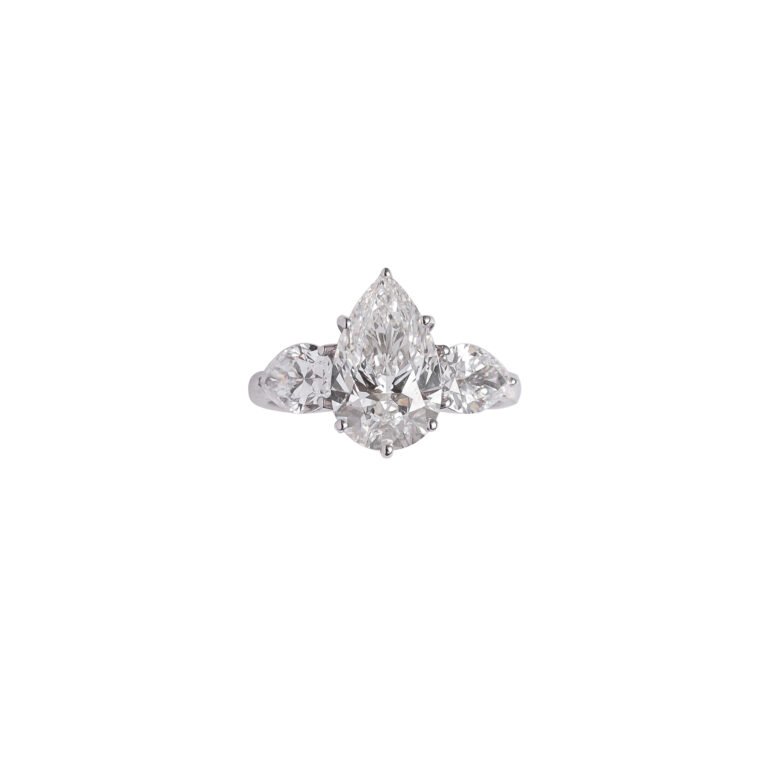 Celestial Droplet – Three-Stone Ring with Pear-Cut Lab-Grown Diamonds